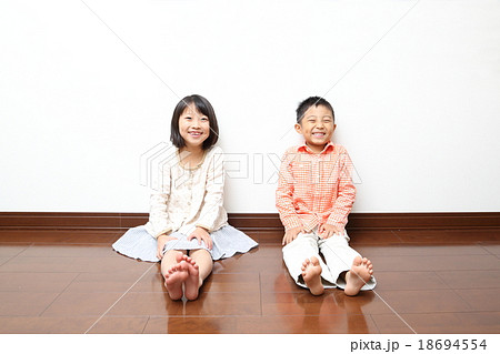かわいい男の子と女の子 18694554