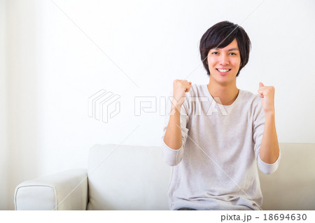 体調回復　リフレッシュ　笑顔　ストレッチ　体調不良　10代か20代の若い男性　ポートレート　部屋着 18694630