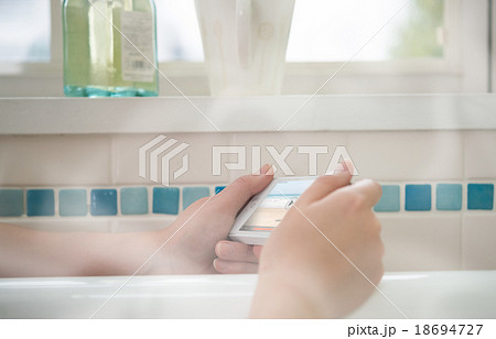 お風呂でスマホ 18694727