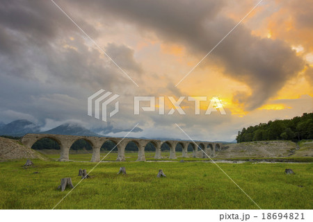 夕暮れのタウシュベツ川橋梁 夕暮れのタウシュベツ川橋梁 18694821