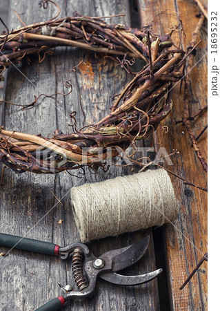 Weaving wreath of vines 18695232