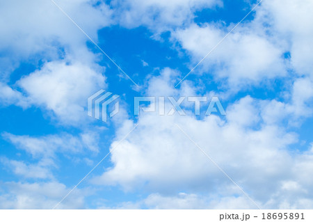 積雲 高積雲か層積雲 秋の空 白い雲と青い空 背景素材 コピースペース 文字スペース 積雲 高積雲か層積雲 秋の空 白い雲と青い空 背景素材 コピースペース 文字スペース 18695891