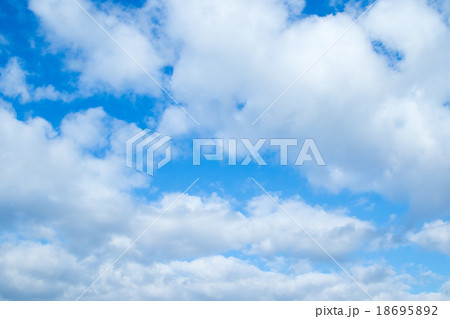 積雲　高積雲か層積雲　秋の空　白い雲と青い空　背景素材　コピースペース　文字スペース 18695892