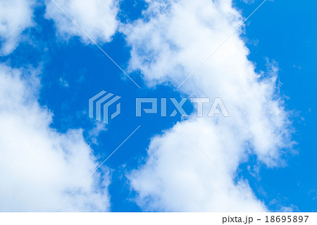 積雲　高積雲か層積雲　秋の空　白い雲と青い空　背景素材　コピースペース　文字スペース 18695897