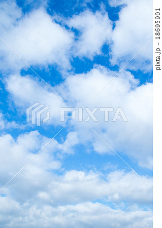 積雲　高積雲か層積雲　秋の空　白い雲と青い空　背景素材　コピースペース　文字スペース 18695901