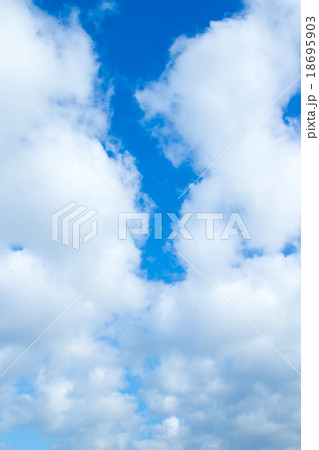 積雲　高積雲か層積雲　秋の空　白い雲と青い空　背景素材　コピースペース　文字スペース 18695903