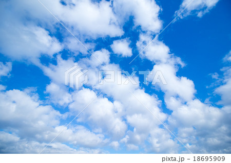 積雲　高積雲か層積雲　秋の空　白い雲と青い空　背景素材　コピースペース　文字スペース 18695909