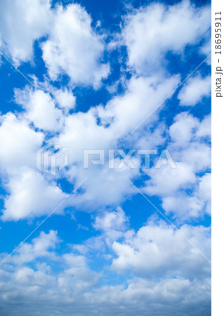 積雲　高積雲か層積雲　秋の空　白い雲と青い空　背景素材　コピースペース　文字スペース 18695911