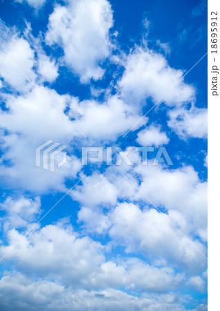 積雲　高積雲か層積雲　秋の空　白い雲と青い空　背景素材　コピースペース　文字スペース 18695912