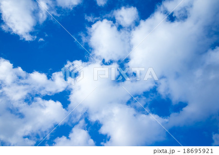積雲　高積雲か層積雲　秋の空　白い雲と青い空　背景素材　コピースペース　文字スペース 18695921