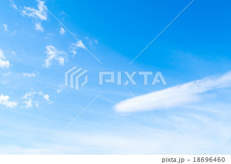 層雲　積雲　巻雲　筋雲　秋の空　白い雲と青い空　背景素材　コピースペース　文字スペース 18696460