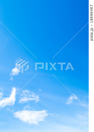 層雲　積雲　巻雲　筋雲　秋の空　白い雲と青い空　背景素材　コピースペース　文字スペース 18696467