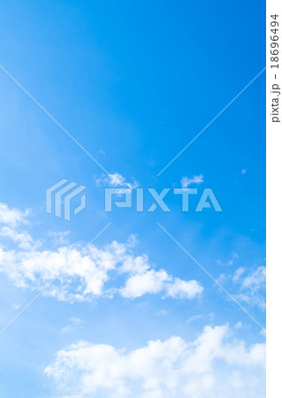 層雲　積雲　巻雲　筋雲　秋の空　白い雲と青い空　背景素材　コピースペース　文字スペース 18696494