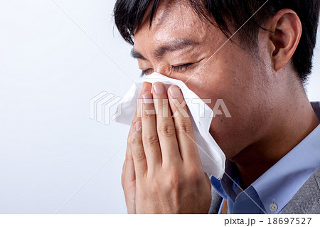 鼻をかむ男性 18697527