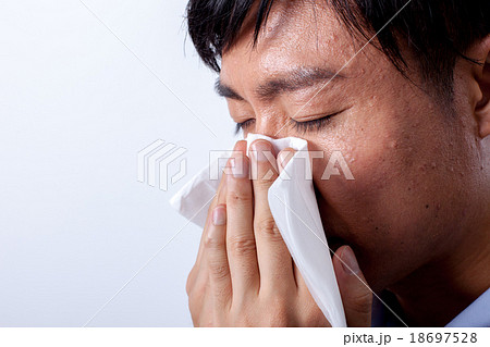 鼻をかむ男性 18697528