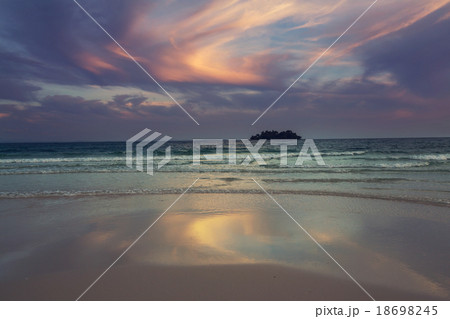 Tropical beach 18698245