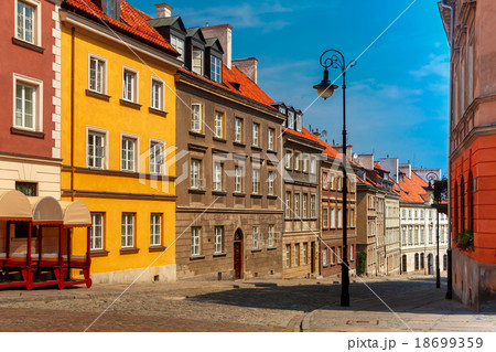 Empty paved street in the Old Town, Warsaw, Poland 18699359