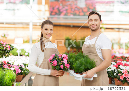 Positive florists working together  18702521