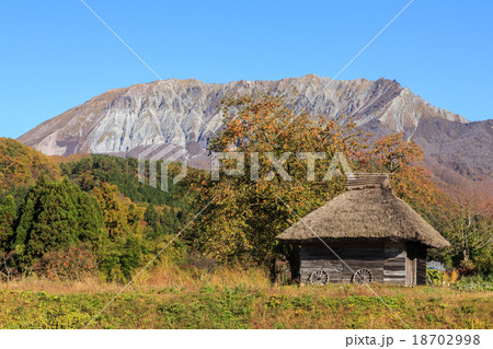 茅葺き屋根の小屋と奥大山 18702998