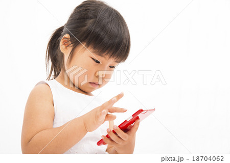 スマートフォンを使う女の子 18704062