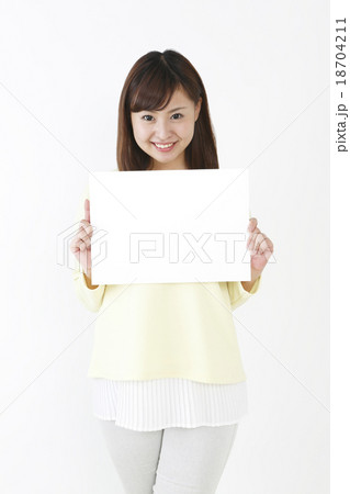 メッセージボードを持つ女性 メッセージボードを持つ女性 18704211