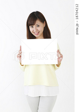 メッセージボードを持つ女性 メッセージボードを持つ女性 18704212