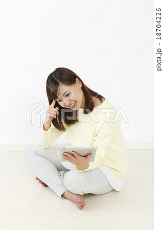 タブレットを見る女性　　　　　 18704226