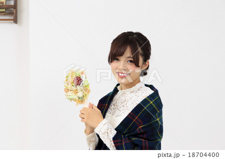 若い女性　手鏡をもち部屋でくつろぐ女性 18704400