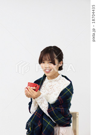 若い女性 マグカップを持ってくつろぐ女性 若い女性 マグカップを持ってくつろぐ女性 18704435