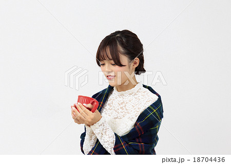 若い女性 マグカップを持ってくつろぐ女性 若い女性 マグカップを持ってくつろぐ女性 18704436
