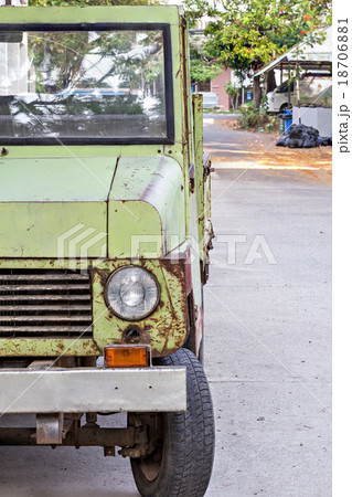 Old rusty car Old rusty car 18706881