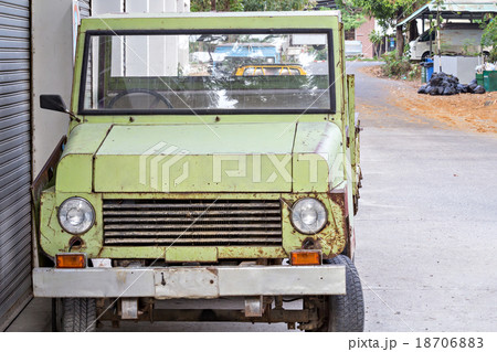 Old rusty car Old rusty car 18706883