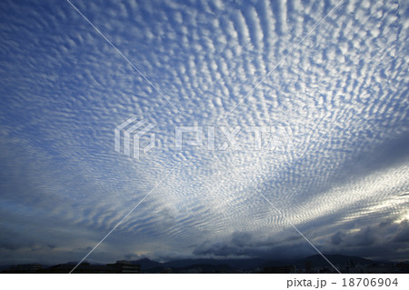 鰯雲と波状雲 鰯雲と波状雲 18706904