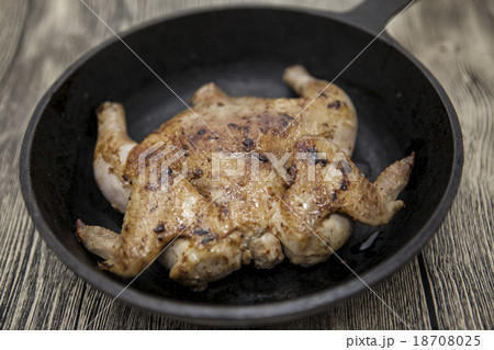 Fried chicken tapaka on iron pan   18708025