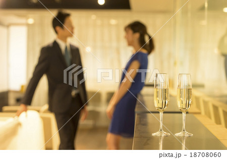 スーツとドレスのカップル 18708060