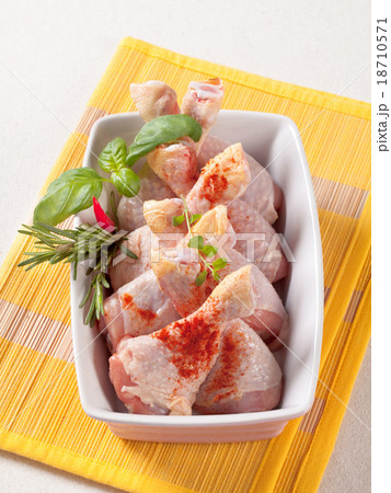 Raw chicken drumsticks Raw chicken drumsticks 18710571