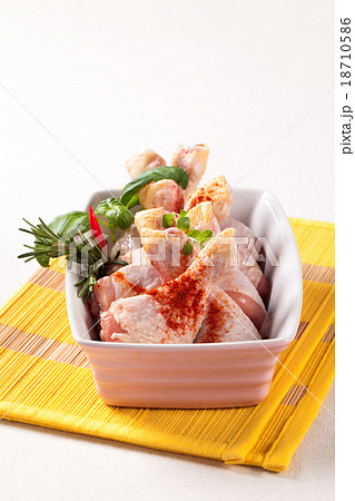 Raw chicken drumsticks 18710586