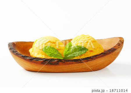 Ice cream served in natural wood bowl 18711014