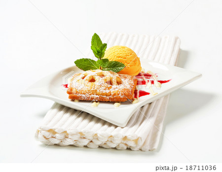 Little apricot pie with ice cream 18711036