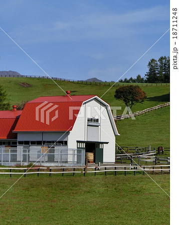北海道 赤い屋根の厩舎の写真素材
