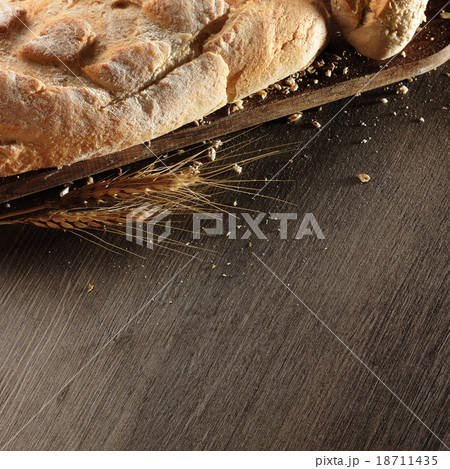 fresh bread 18711435