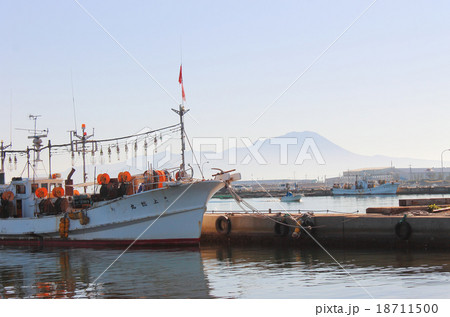漁船と大山_境港 漁船と大山_境港 18711500