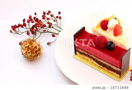 クリスマスケーキと野ばらの実 クリスマスケーキと野ばらの実 18711686