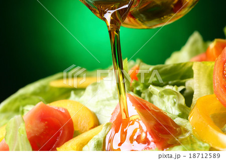 オリーブオイル 18712589