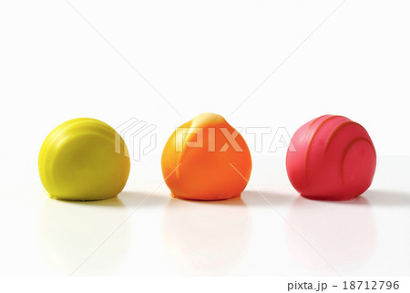 Fruit flavored pralines 18712796