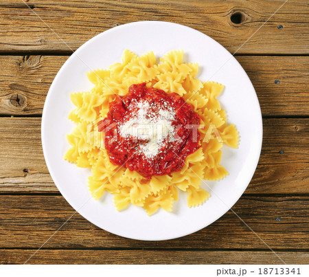 Pasta farfalle with tomato sauce and cheese 18713341