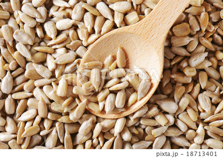 Raw sunflower seed 18713401
