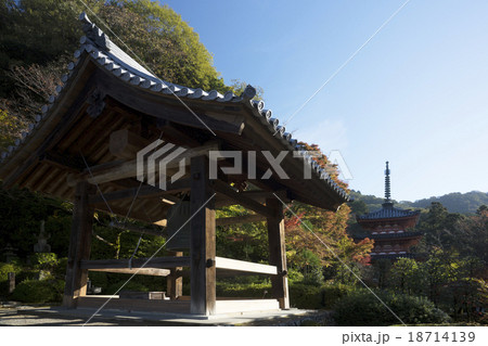 京都　三室戸寺境内　三重塔　鐘楼　 18714139