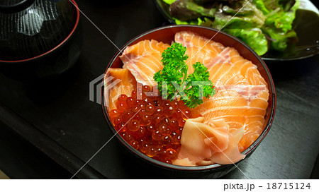 Salmon sashimi and salmon roe, japanese food style 18715124