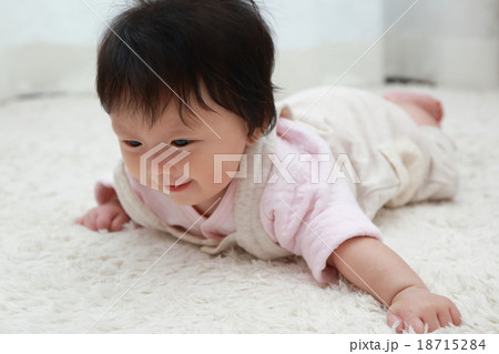 赤ちゃん ハイハイ はいはい ベビー 0歳 コピースペース 赤ん坊 乳児 の写真素材